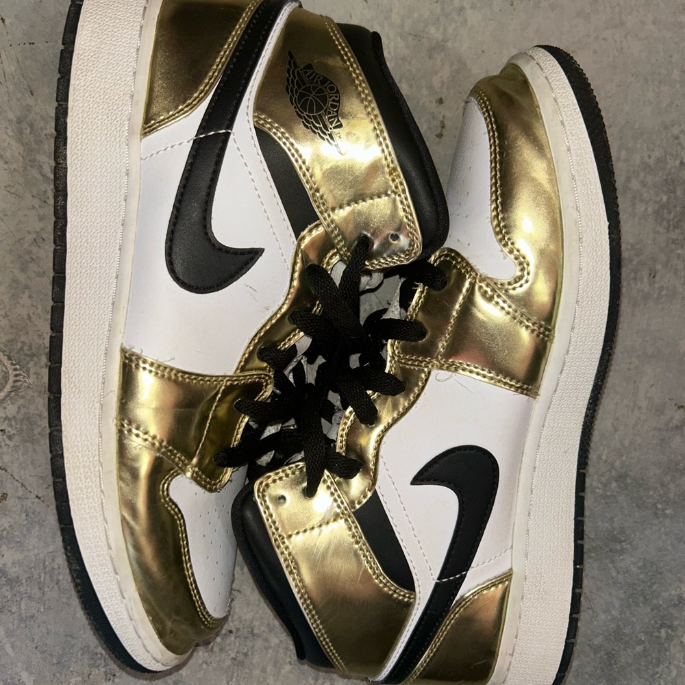 Air Jordan 1 Mid SE 'Metallic Gold'